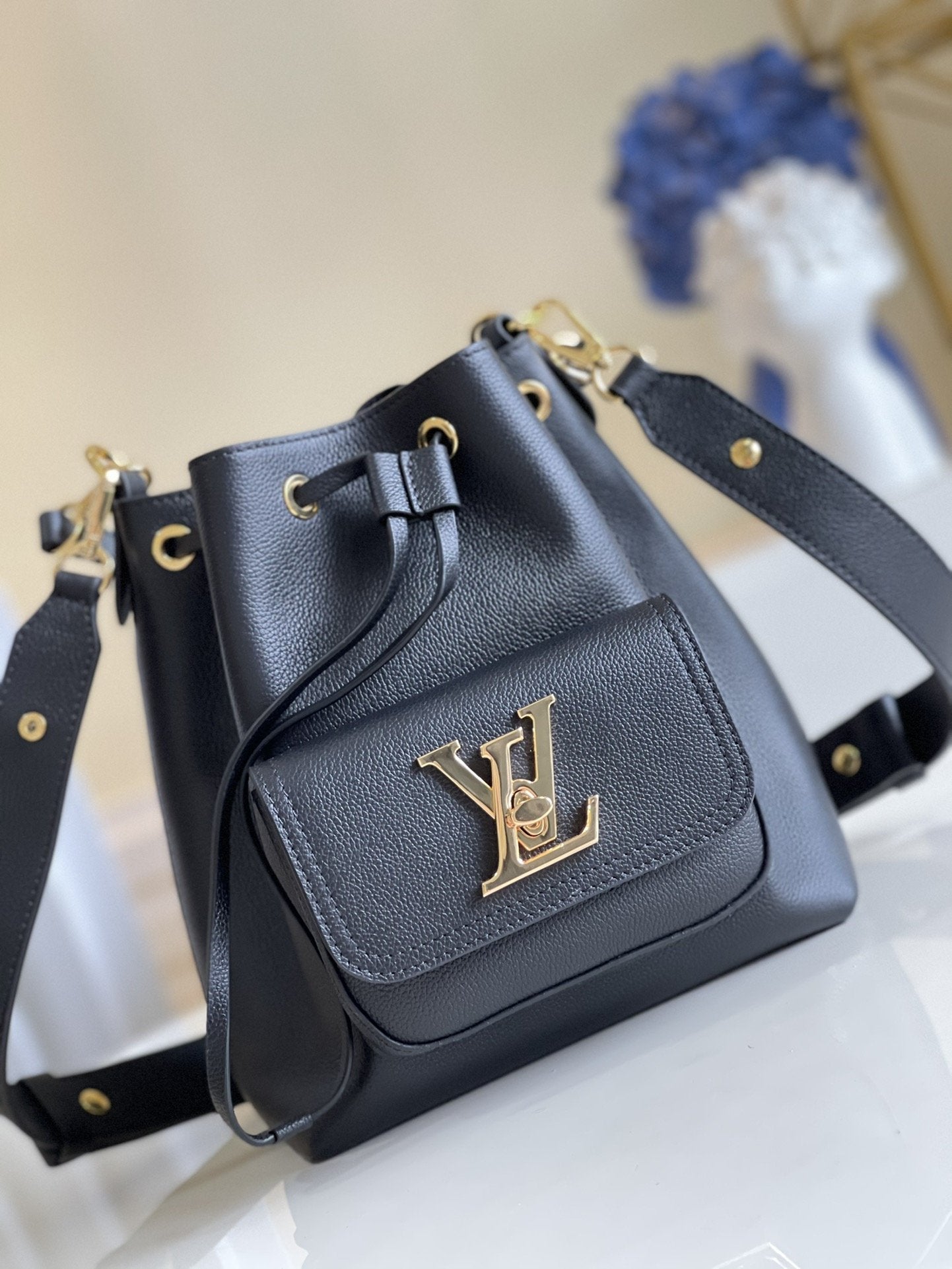 LV LOCKME BUCKET 23 BLACK GRAINED CALF SKIN