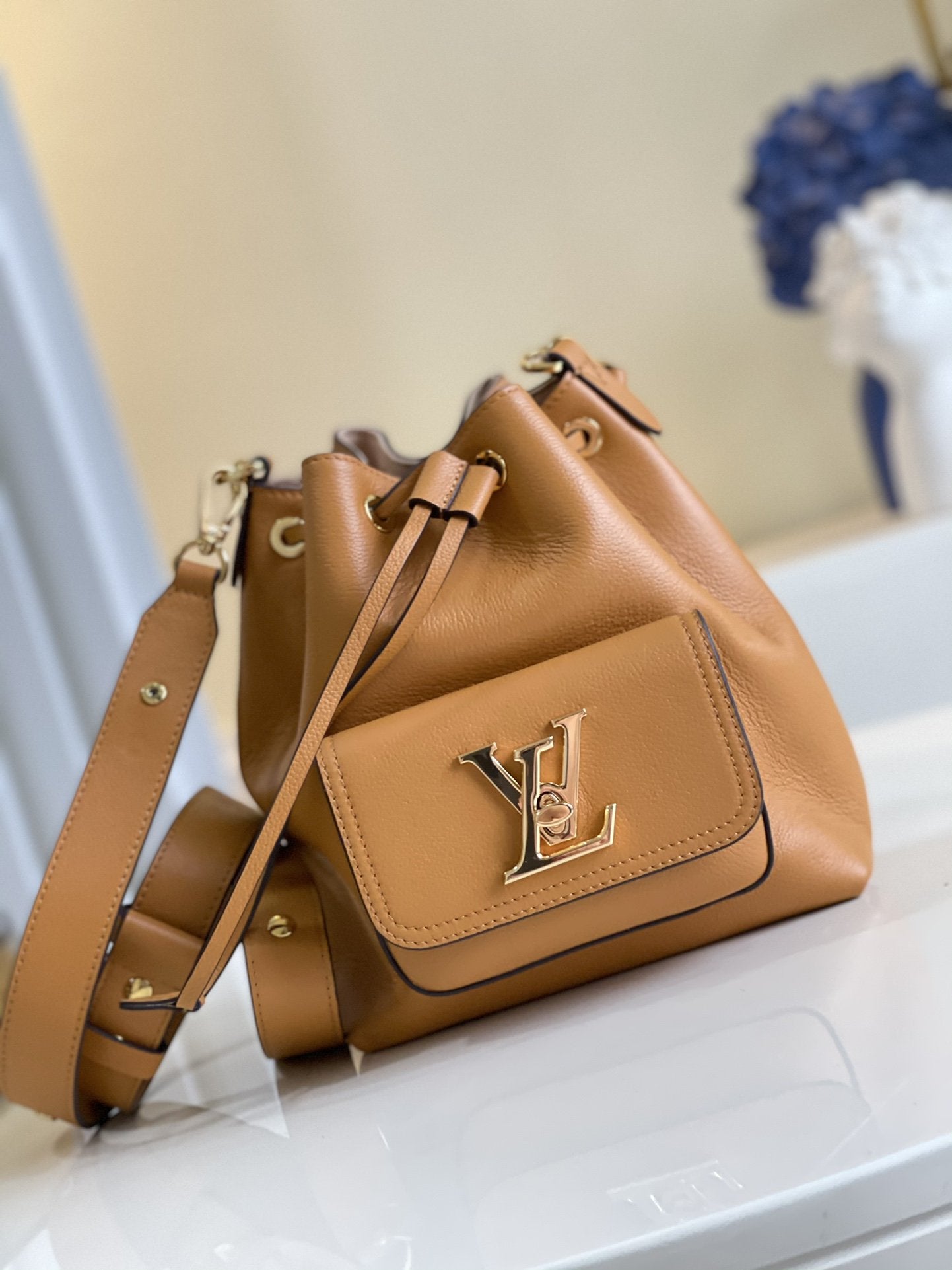 LV LOCKME BUCKET 23 ARIZONA BEIGE GRAINED CALF SKIN