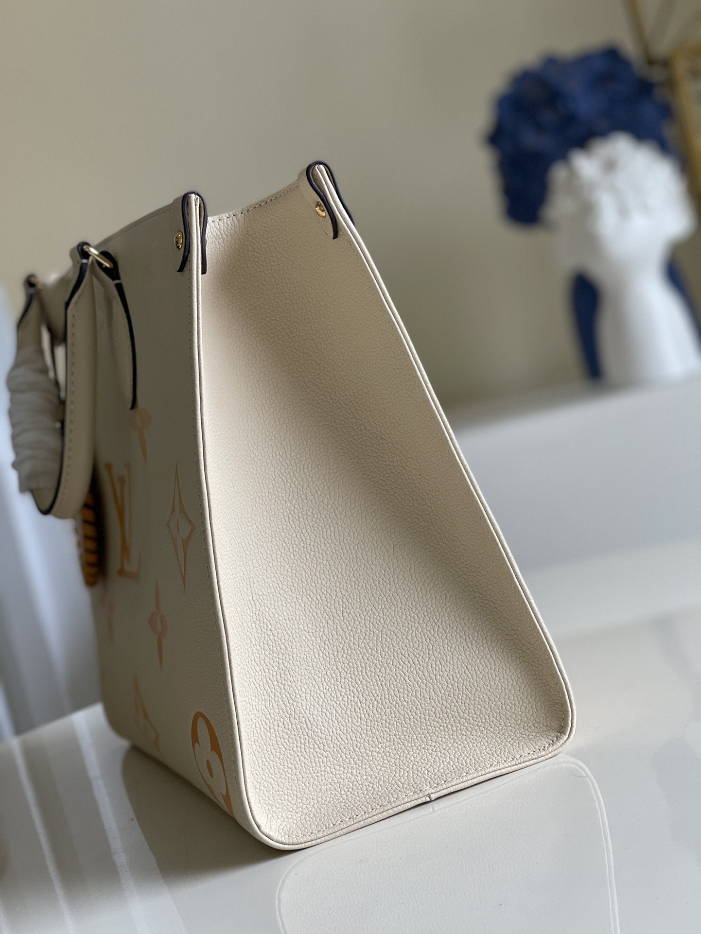 LV ONTHEGO MM 35 CREAM COWHIDE-LEATHER TRIM