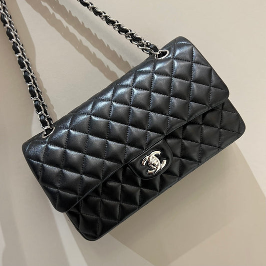 FLAP BAG 25CM SILVER HARDWARE BLACK LAMBSKIN