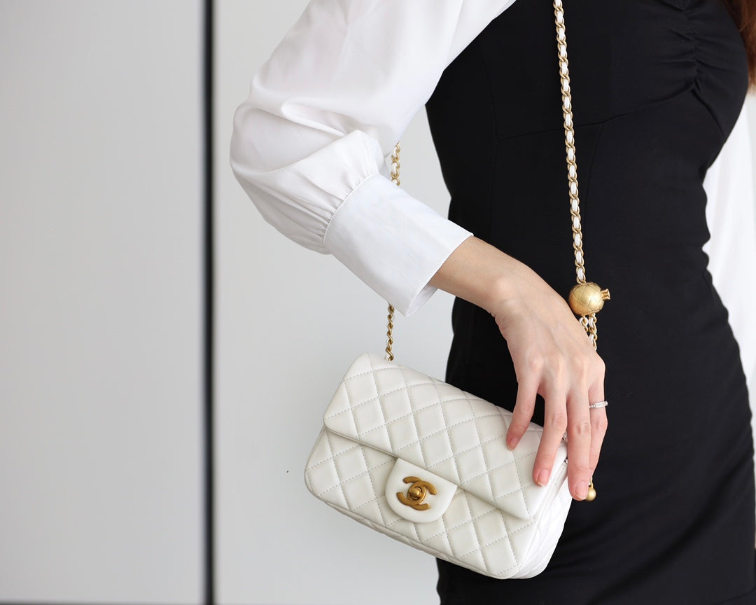 FLAP BAG 20CM WHITE LAMBSKIN GOLD HARDWARE