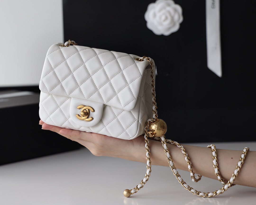 FLAP BAG 17CM WHITE LAMBSKIN GOLD HARDWARE