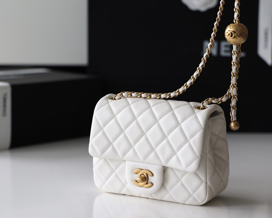 FLAP BAG 17CM WHITE LAMBSKIN GOLD HARDWARE