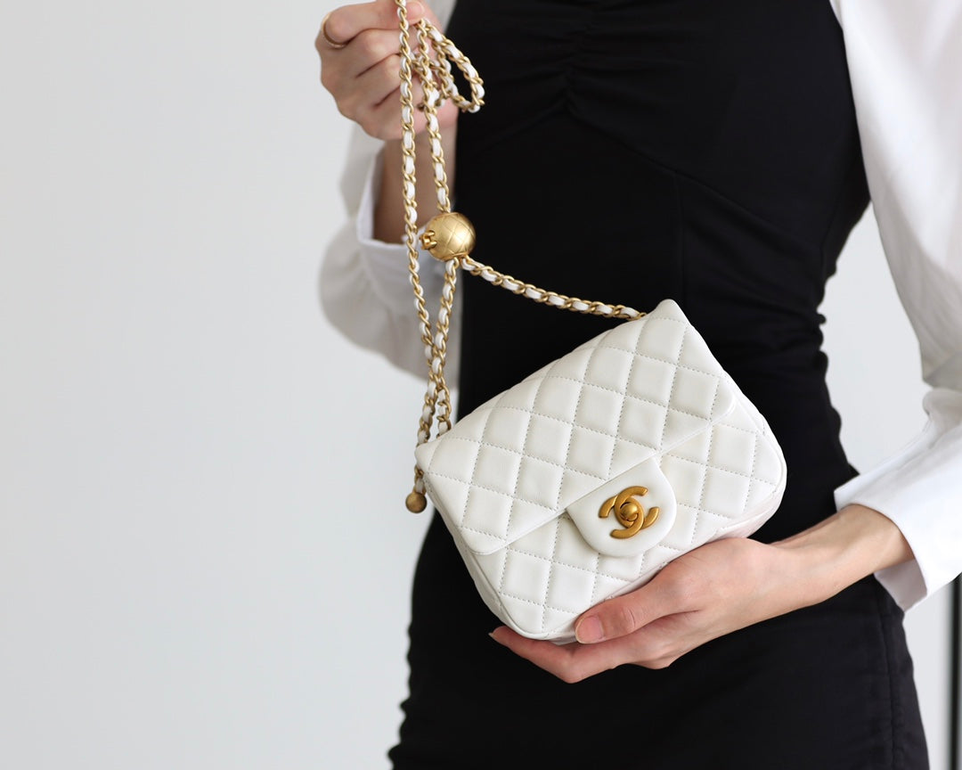 FLAP BAG 17CM WHITE LAMBSKIN GOLD HARDWARE