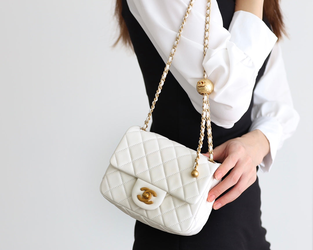 FLAP BAG 17CM WHITE LAMBSKIN GOLD HARDWARE