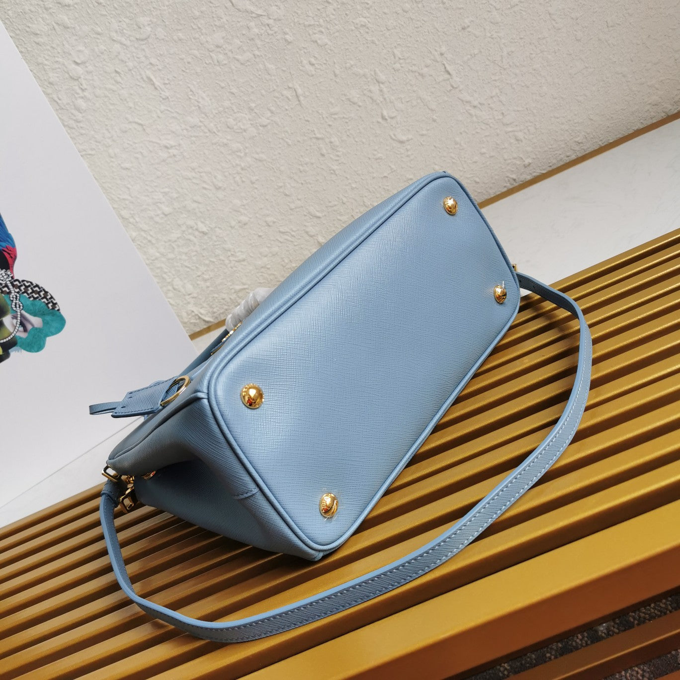 MEDIUM GALLERIA 28 CLOUD BLUE SAFFIANO LEATHER