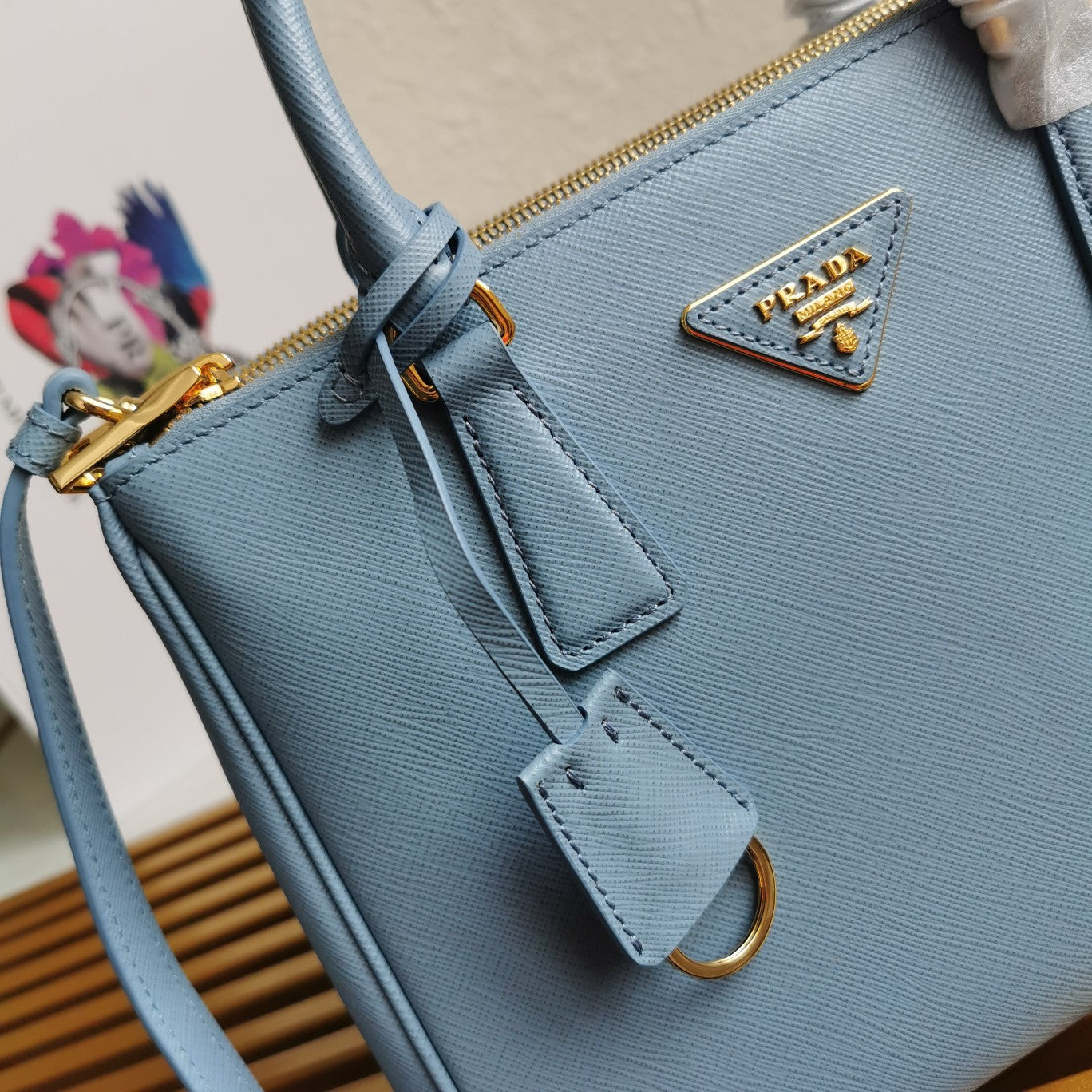 MEDIUM GALLERIA 28 CLOUD BLUE SAFFIANO LEATHER