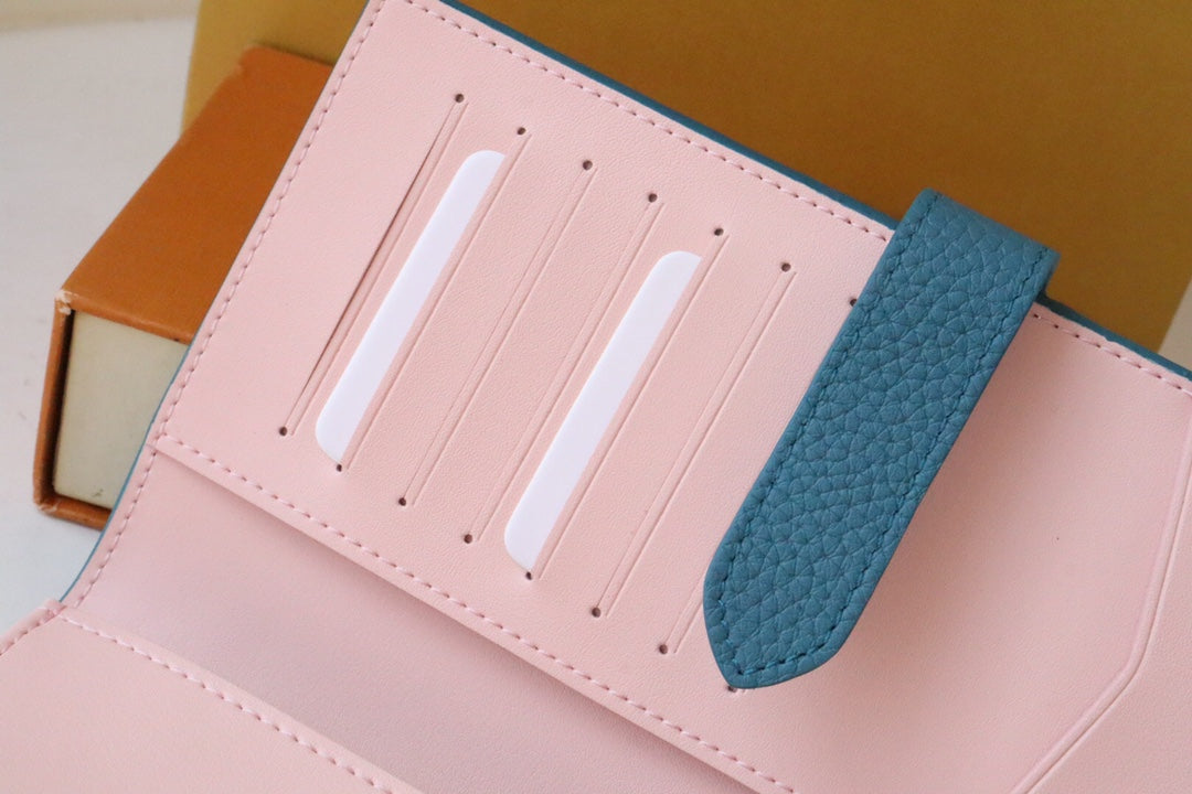 VERTICAL WALLET CAPUCINES CLOUD BLUE