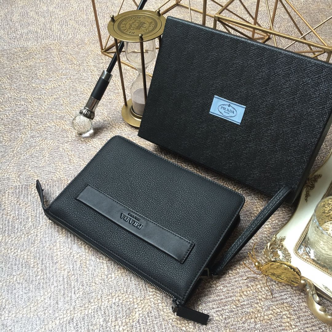 CLUTCH 26 IN BLACK DEERSKIN EMBOSSED LOGO