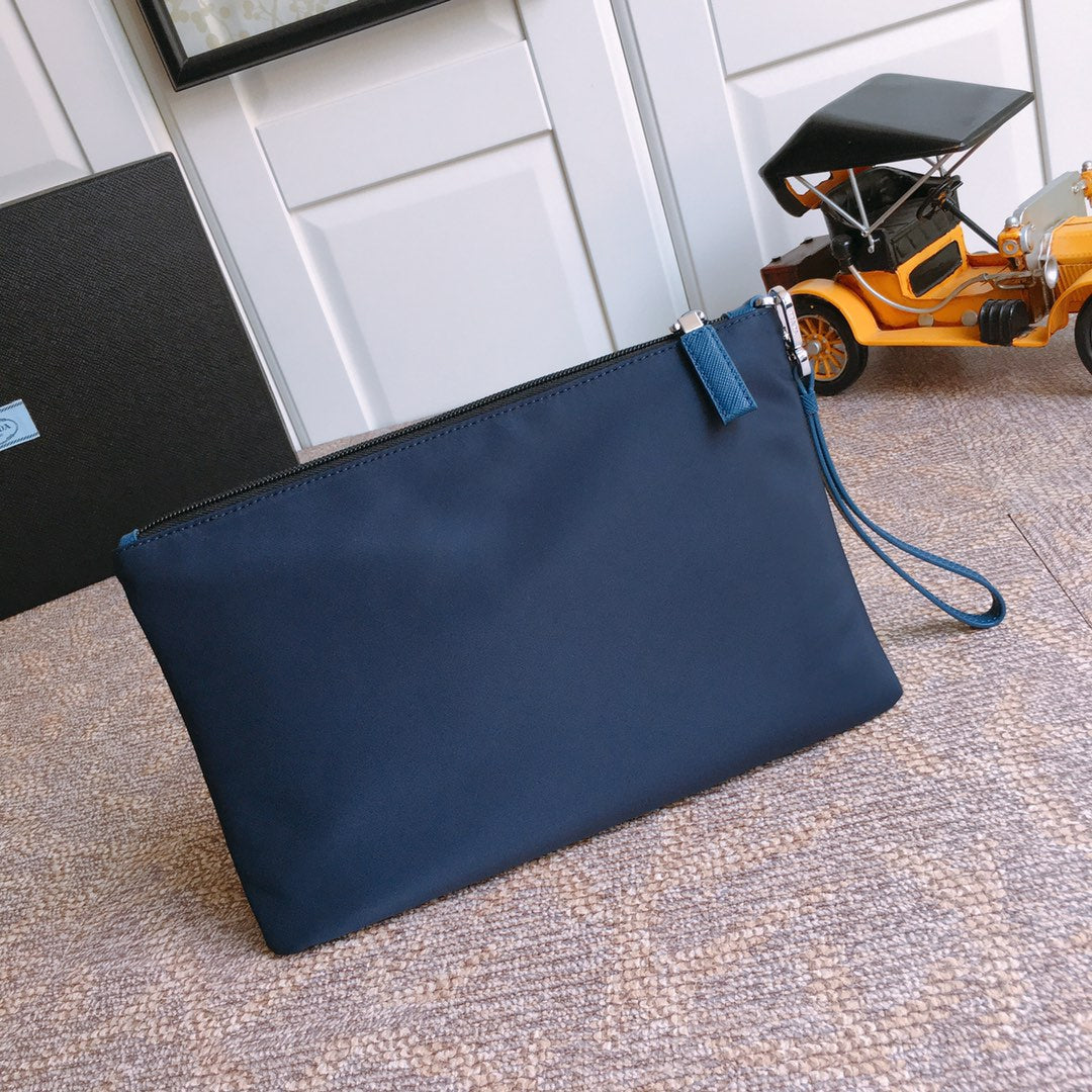 CLUTCH 28 IN NAVY BLUE RE-NYLON