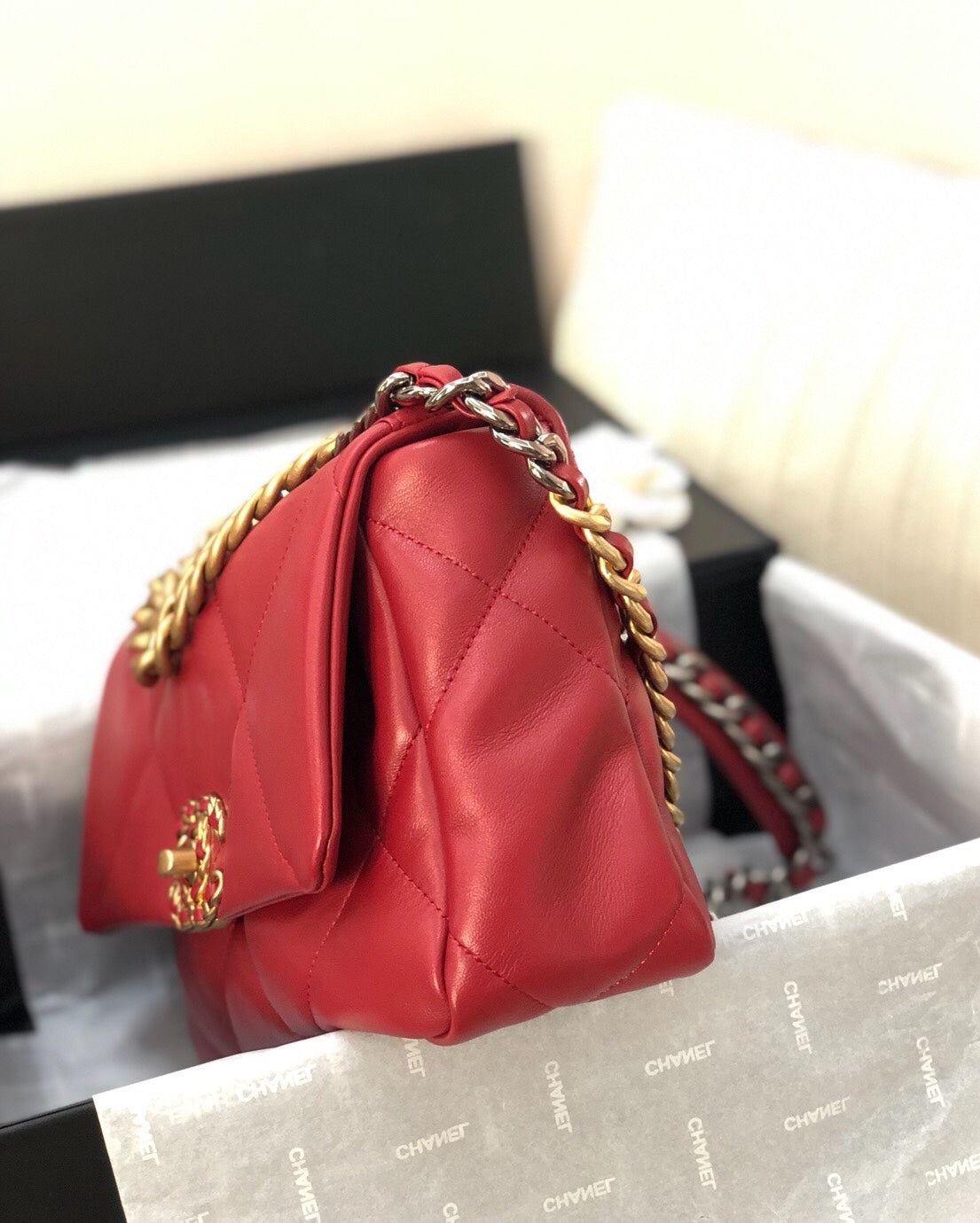 19 FLAP BAG 26 RED LAMBSKIN GOLD HARDWARE