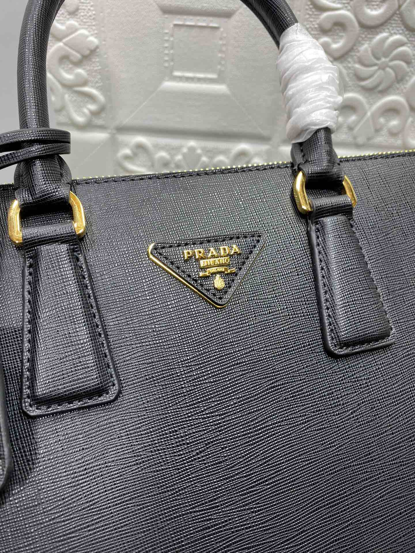 PRA GALLERIA 32 BAG IN BLACK SAFFIANO LEATHER