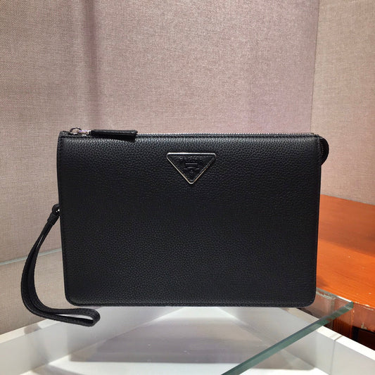 CLUTCH 26 IN BLACK GRAINED CALFSKIN TRIANGLE LOGO