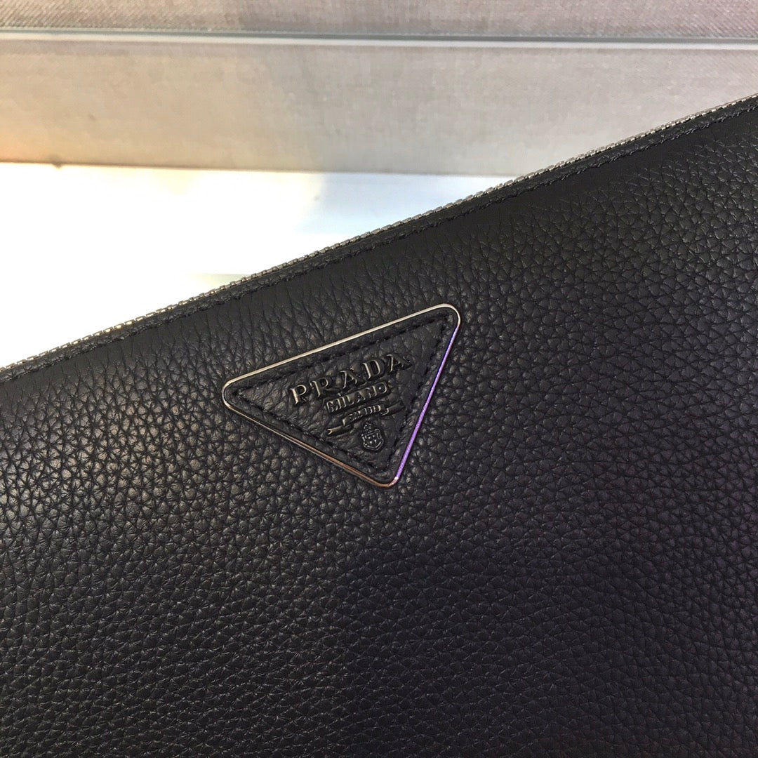 CLUTCH 26 IN BLACK GRAINED CALFSKIN TRIANGLE LOGO