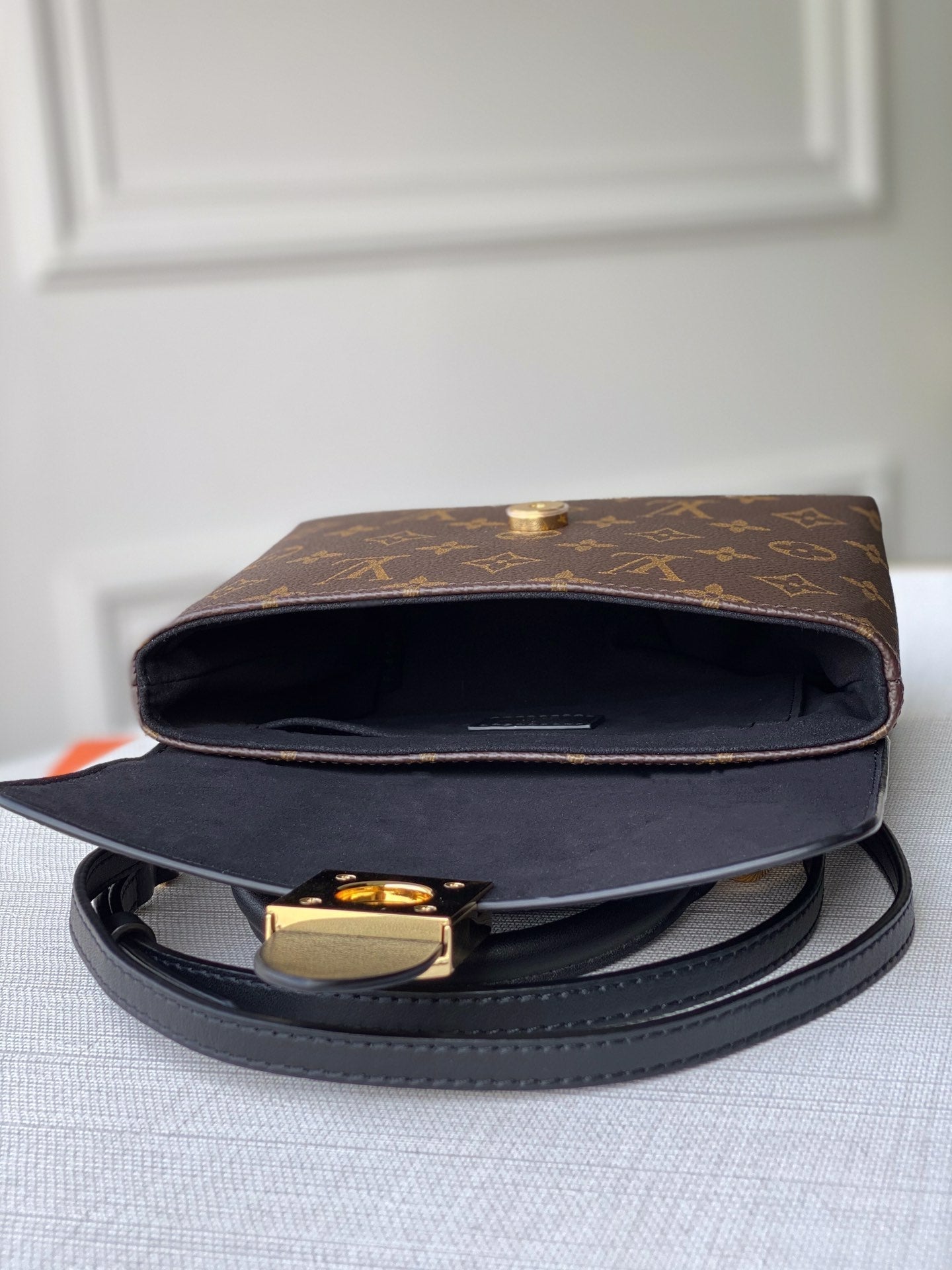 LOCKY BB 21 IN BROWN MONOGRAM CANVAS AND BLACK CALFSKIN GOLD BUCKLE