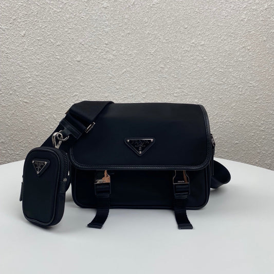 MESSENGER BAG 22 IN BLACK RE-NYLON