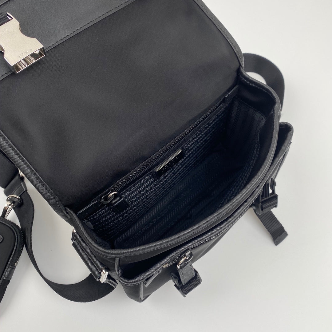 MESSENGER BAG 22 IN BLACK RE-NYLON