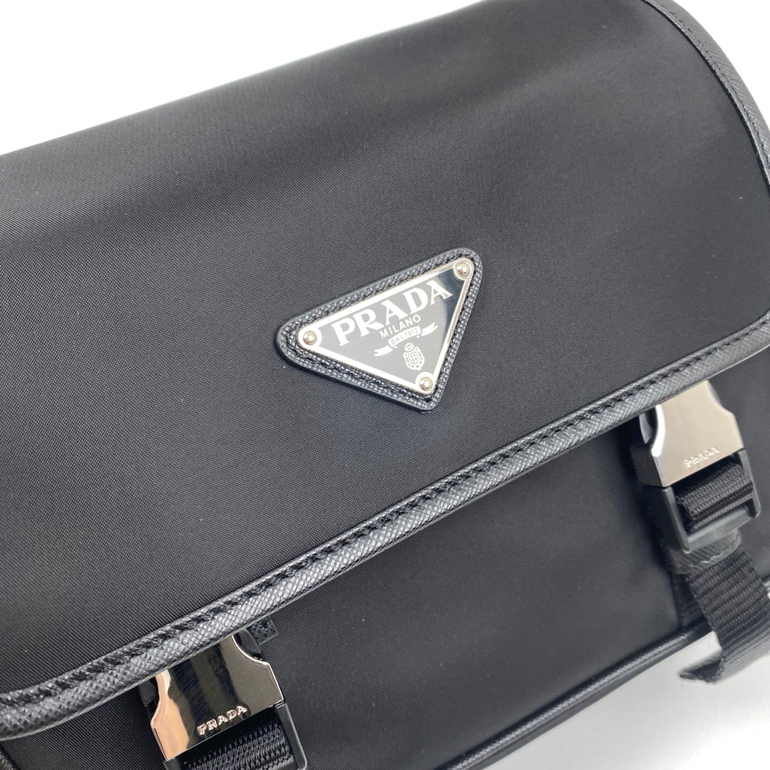 MESSENGER BAG 22 IN BLACK RE-NYLON