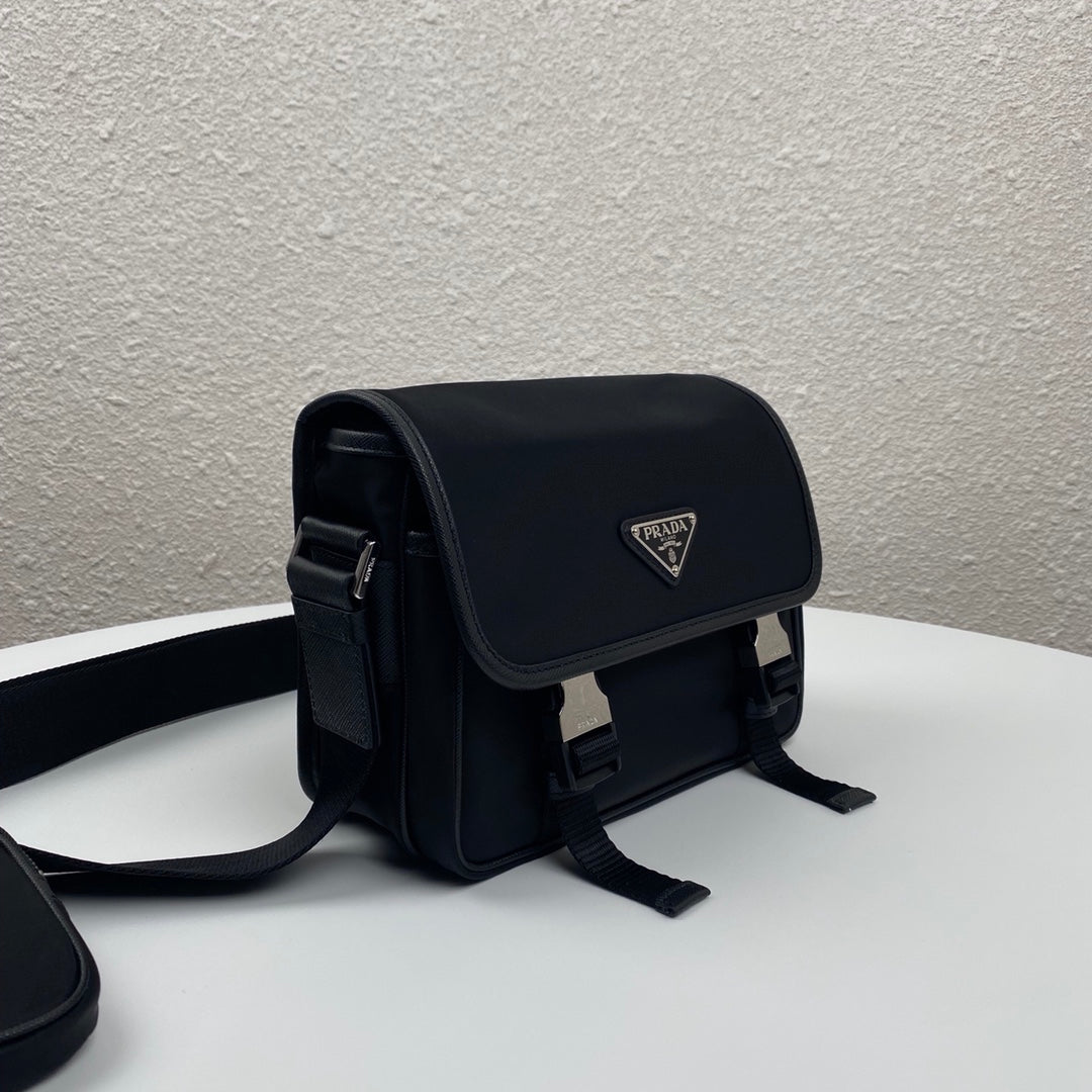 MESSENGER BAG 22 IN BLACK RE-NYLON