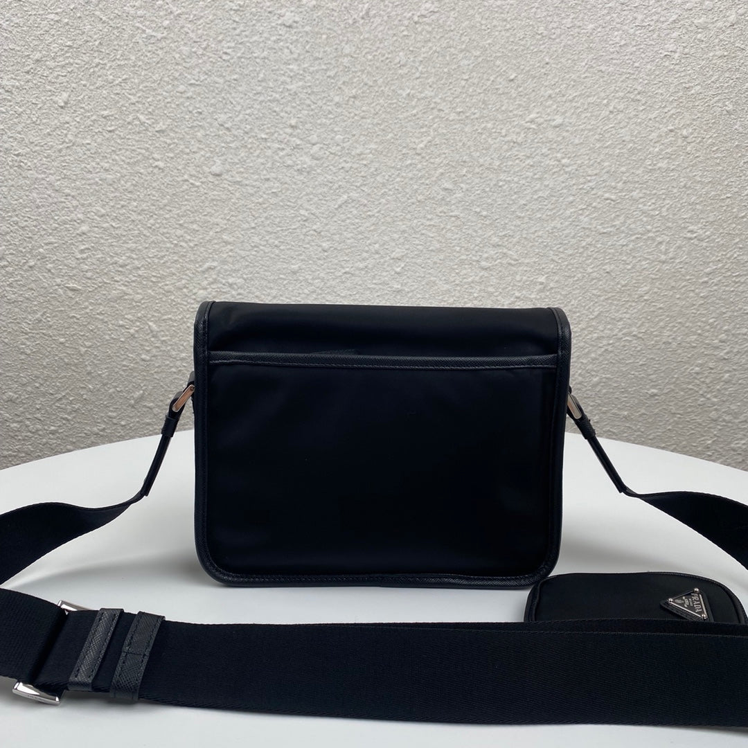 MESSENGER BAG 22 IN BLACK RE-NYLON