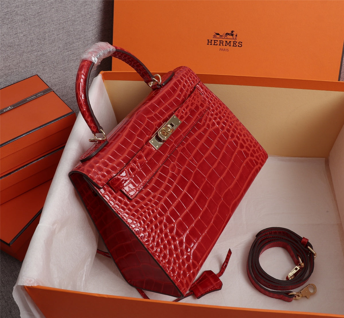 HM KELLY BAG 28 ALLIGATOR MOTIF RED CALFSKIN