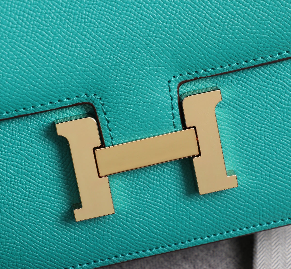 HM CONSTANCE BAG 22 TURQUOISE CALFSKIN GOLD BUCKLE