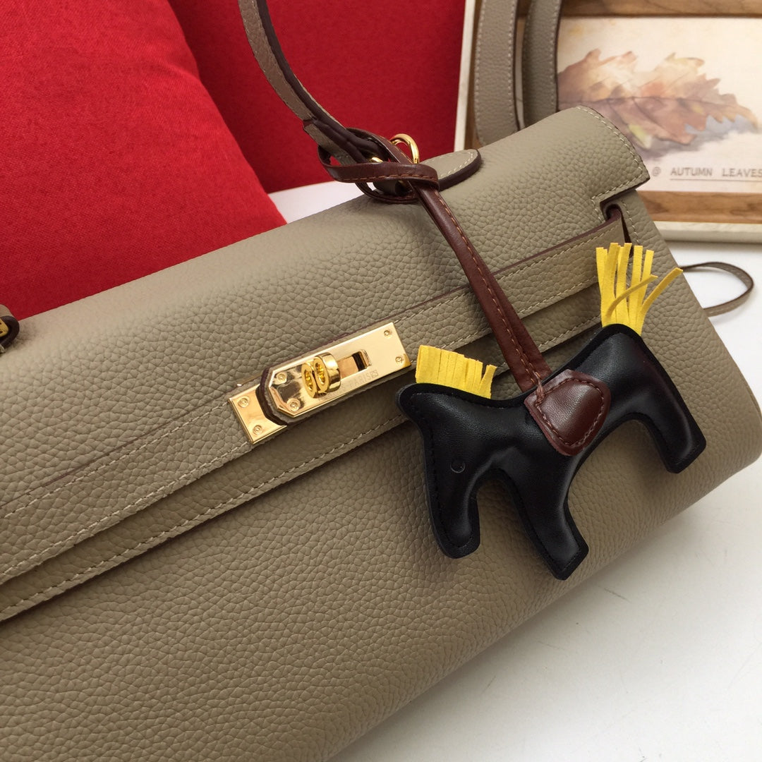 HM SHOULDER BAG 42 SAND CALFSKIN GOLD BUCKLE