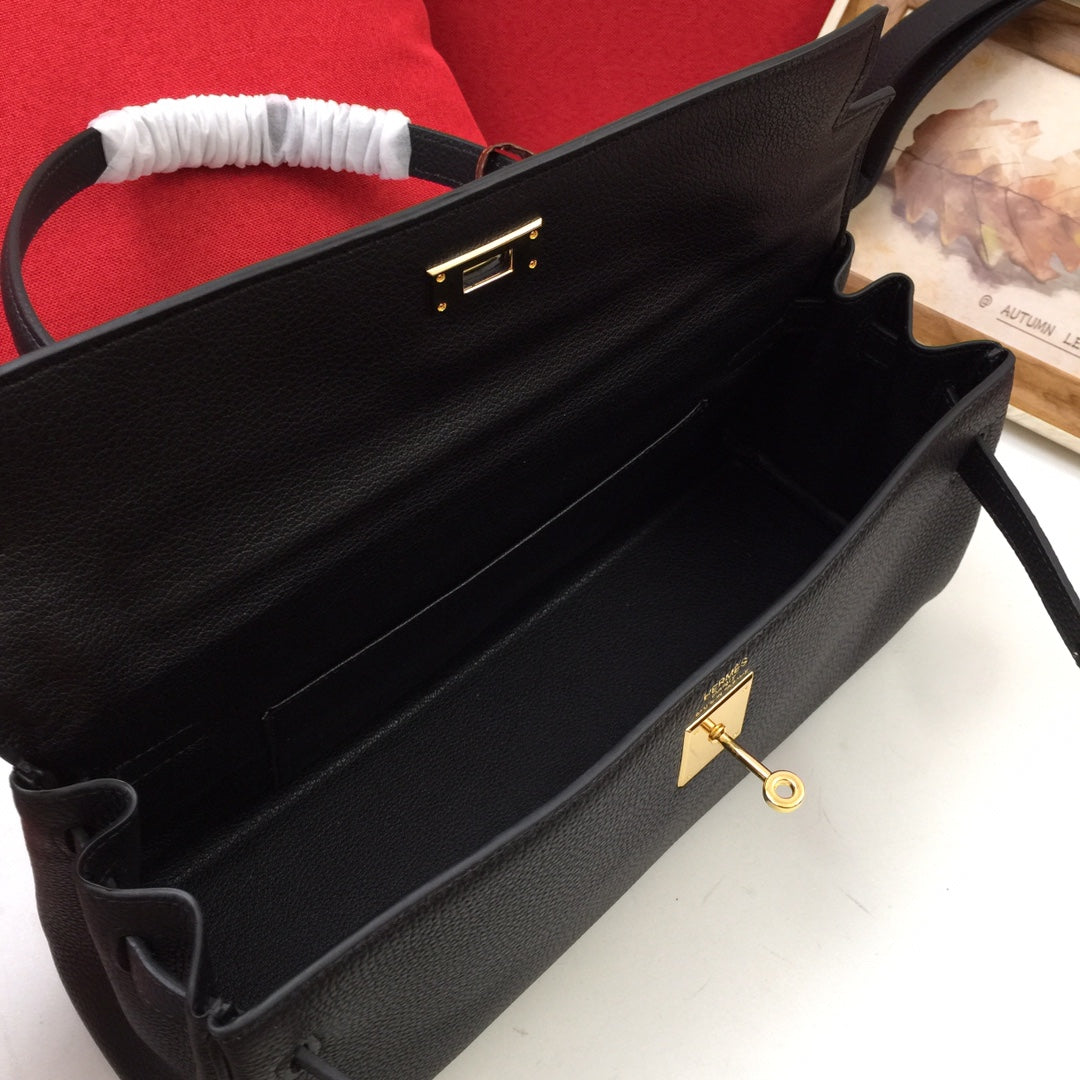 HM SHOULDER BAG 42 BLACK CALFSKIN GOLD BUCKLE