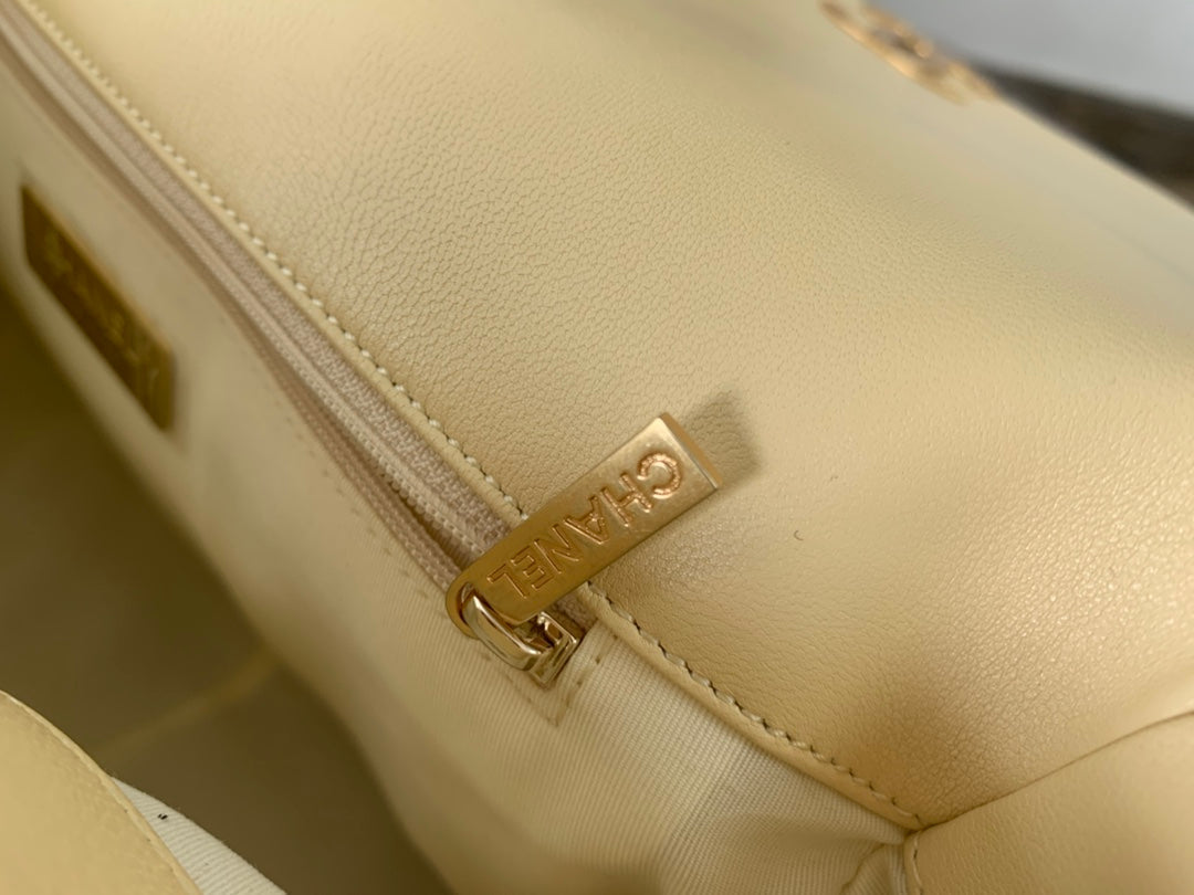 19 FLAP BAG 30 LIGHT YELLOW GOATSKIN