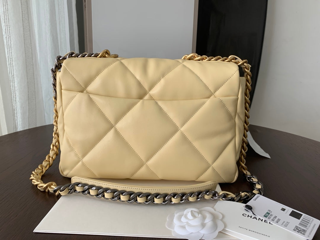 19 FLAP BAG 30 LIGHT YELLOW GOATSKIN