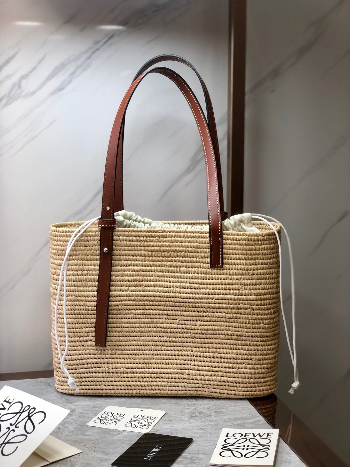 LOE SQUARE BASKET BAG 28 IN NATURAL RAFFIA AND CHOCOLATE BROWN CALFSKIN