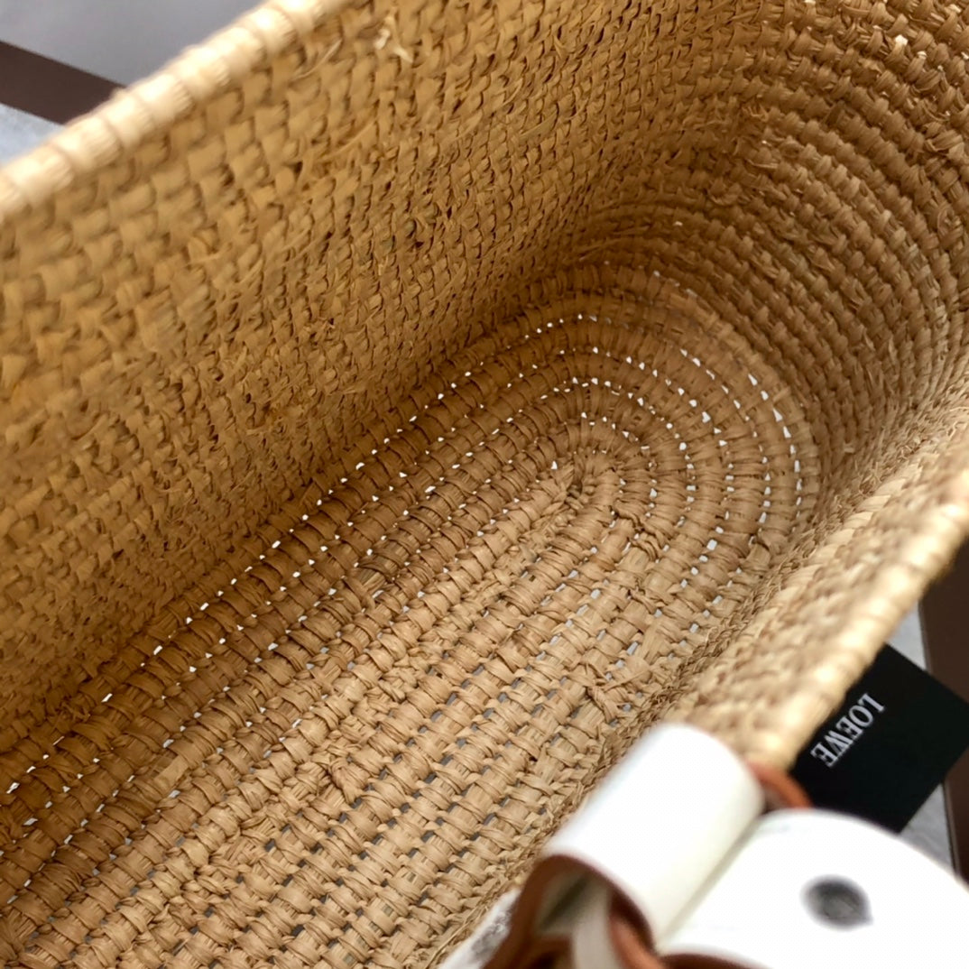 LOE SQUARE BASKET BAG 28 IN NATURAL RAFFIA AND WHITE CALFSKIN