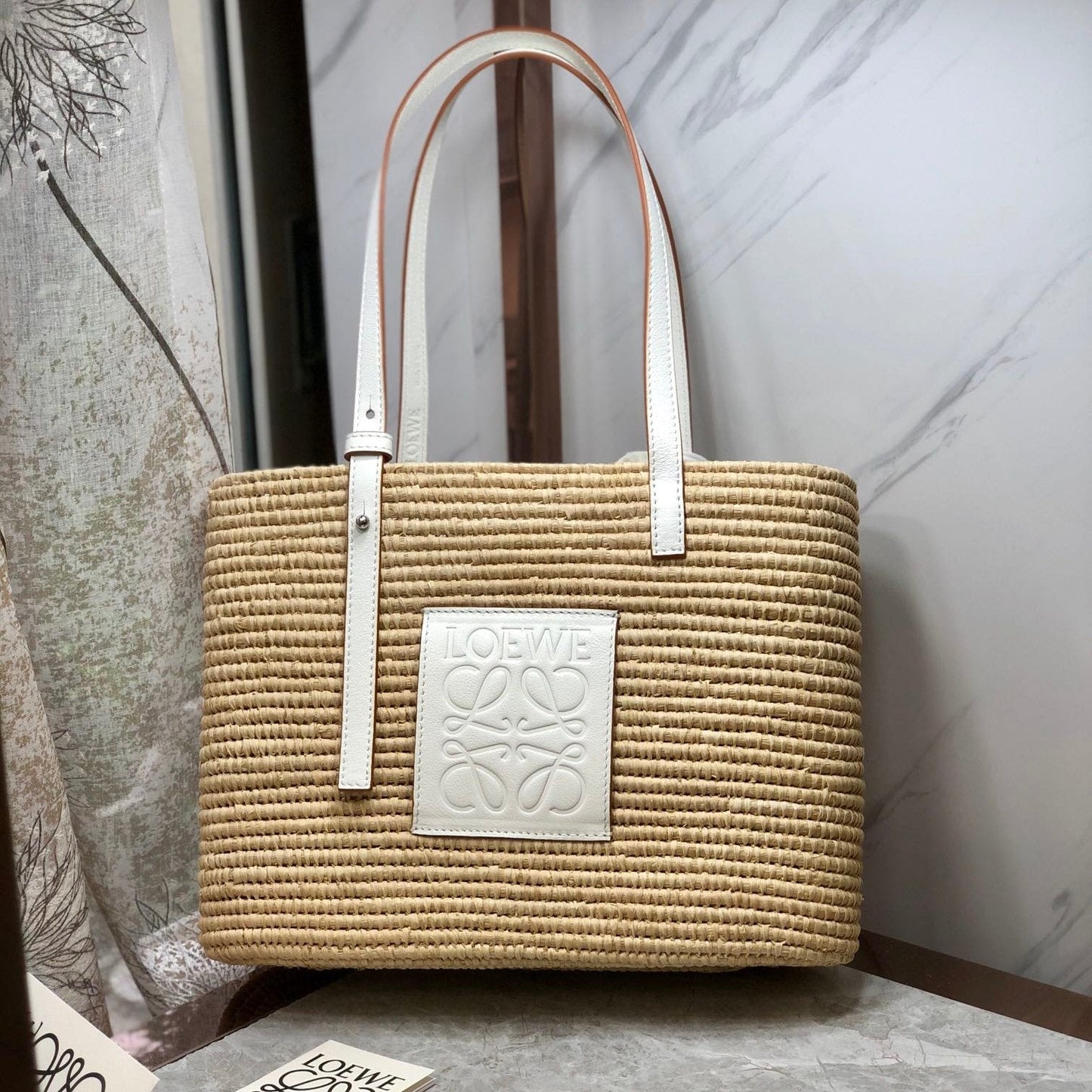 LOE SQUARE BASKET BAG 28 IN NATURAL RAFFIA AND WHITE CALFSKIN