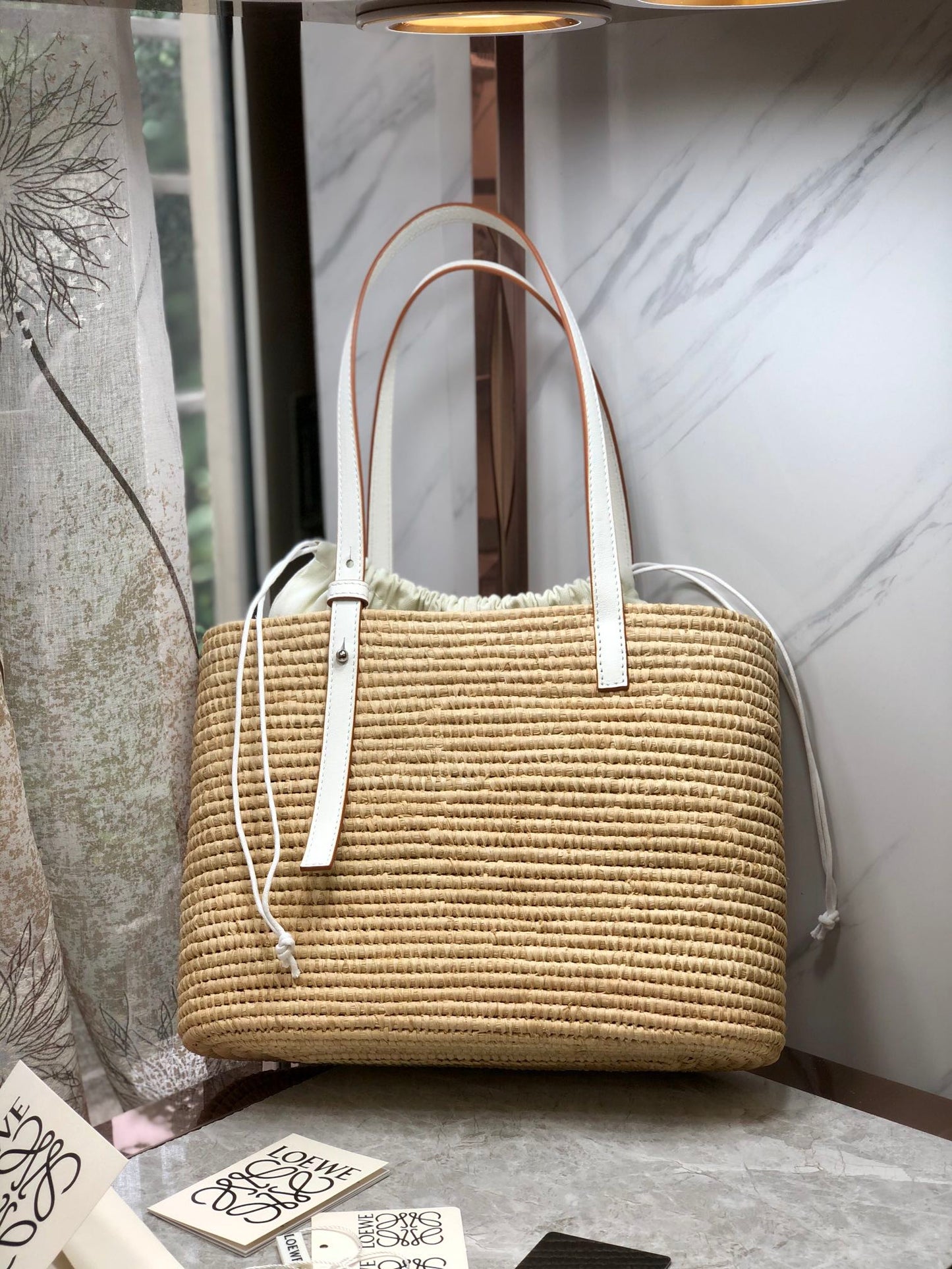 LOE SQUARE BASKET BAG 28 IN NATURAL RAFFIA AND WHITE CALFSKIN