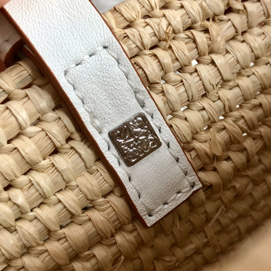 LOE SQUARE BASKET BAG 28 IN NATURAL RAFFIA AND WHITE CALFSKIN