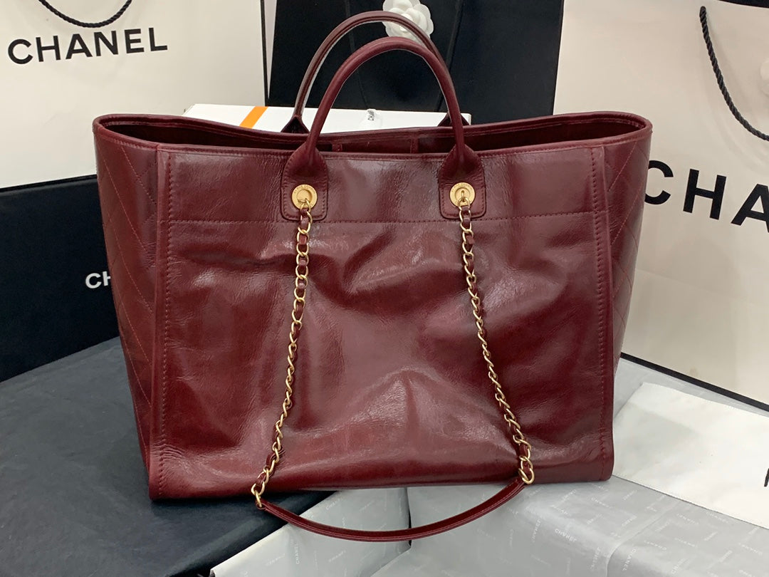 CC LARGE 40 TOTE IN JAM RED GLOSSY CALFSKIN GOLD HARDWARE