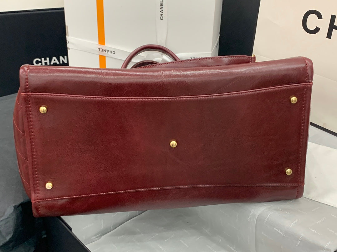 CC LARGE 40 TOTE IN JAM RED GLOSSY CALFSKIN GOLD HARDWARE