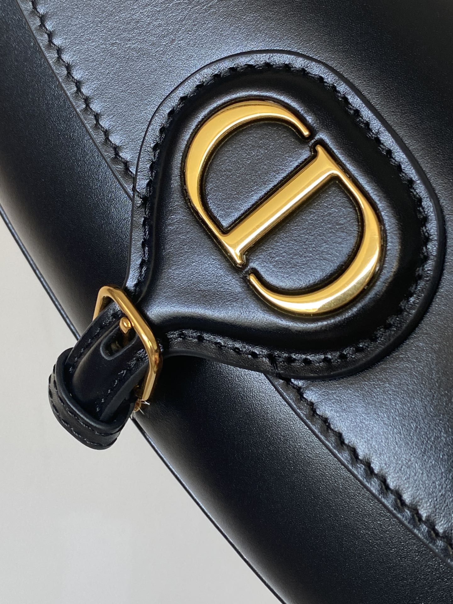 BOBBY EAST-WEST 22 BAG IN BLACK CALFSKIN