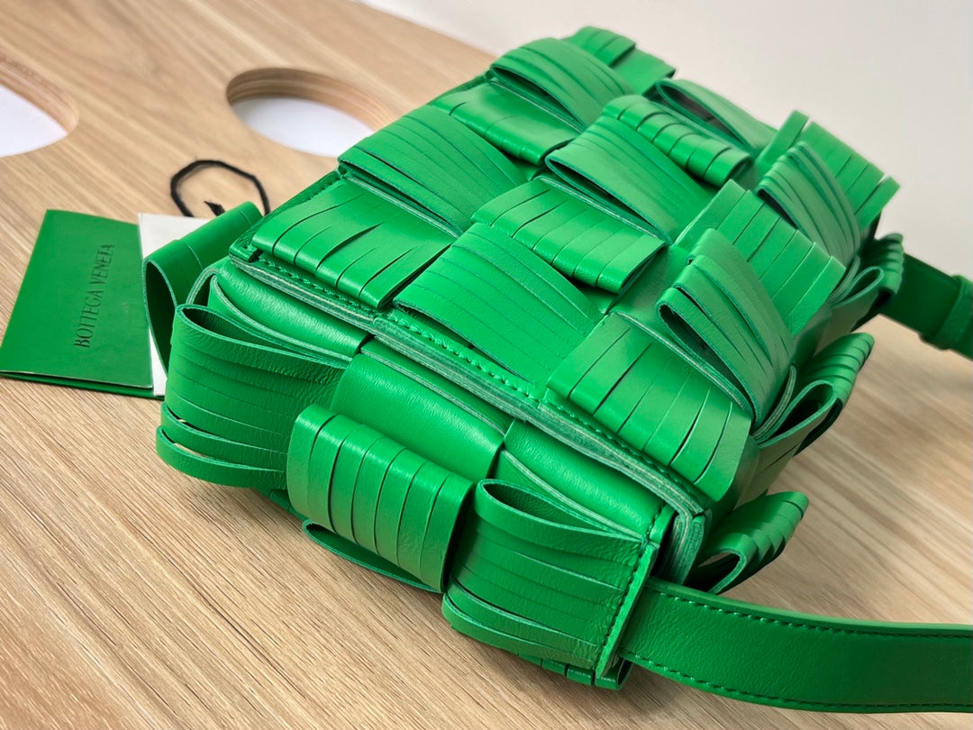 SMALL CASSETTE 23 IN GREEN FRINGED CALFSKIN