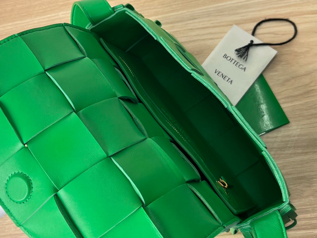 SMALL CASSETTE 23 IN GREEN FRINGED CALFSKIN