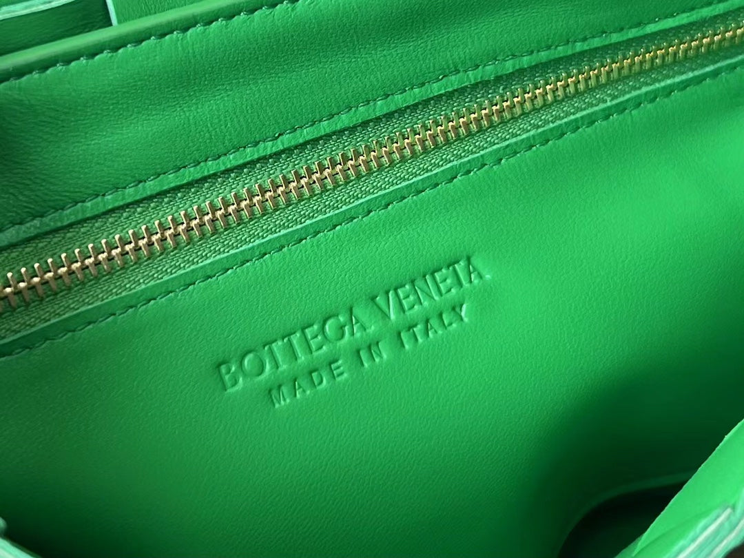 SMALL CASSETTE 23 IN GREEN FRINGED CALFSKIN