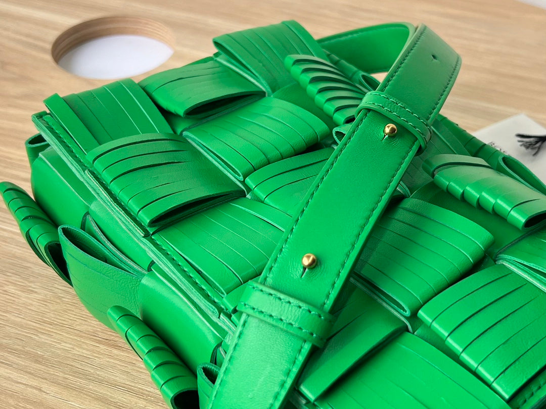 SMALL CASSETTE 23 IN GREEN FRINGED CALFSKIN