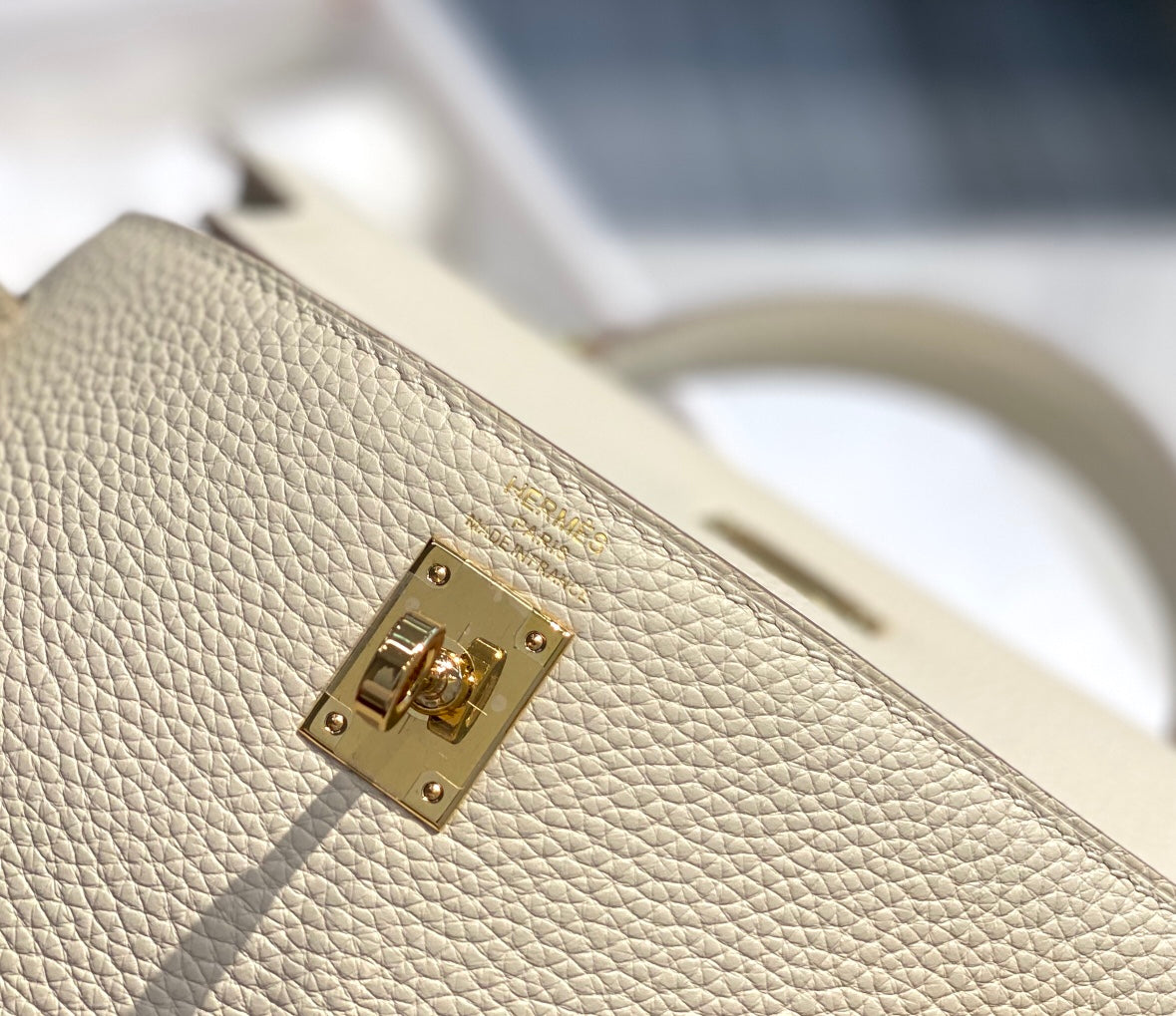 HM KELLY 32CM BAG IN CREAM CALFSKIN GOLD HARDWARE