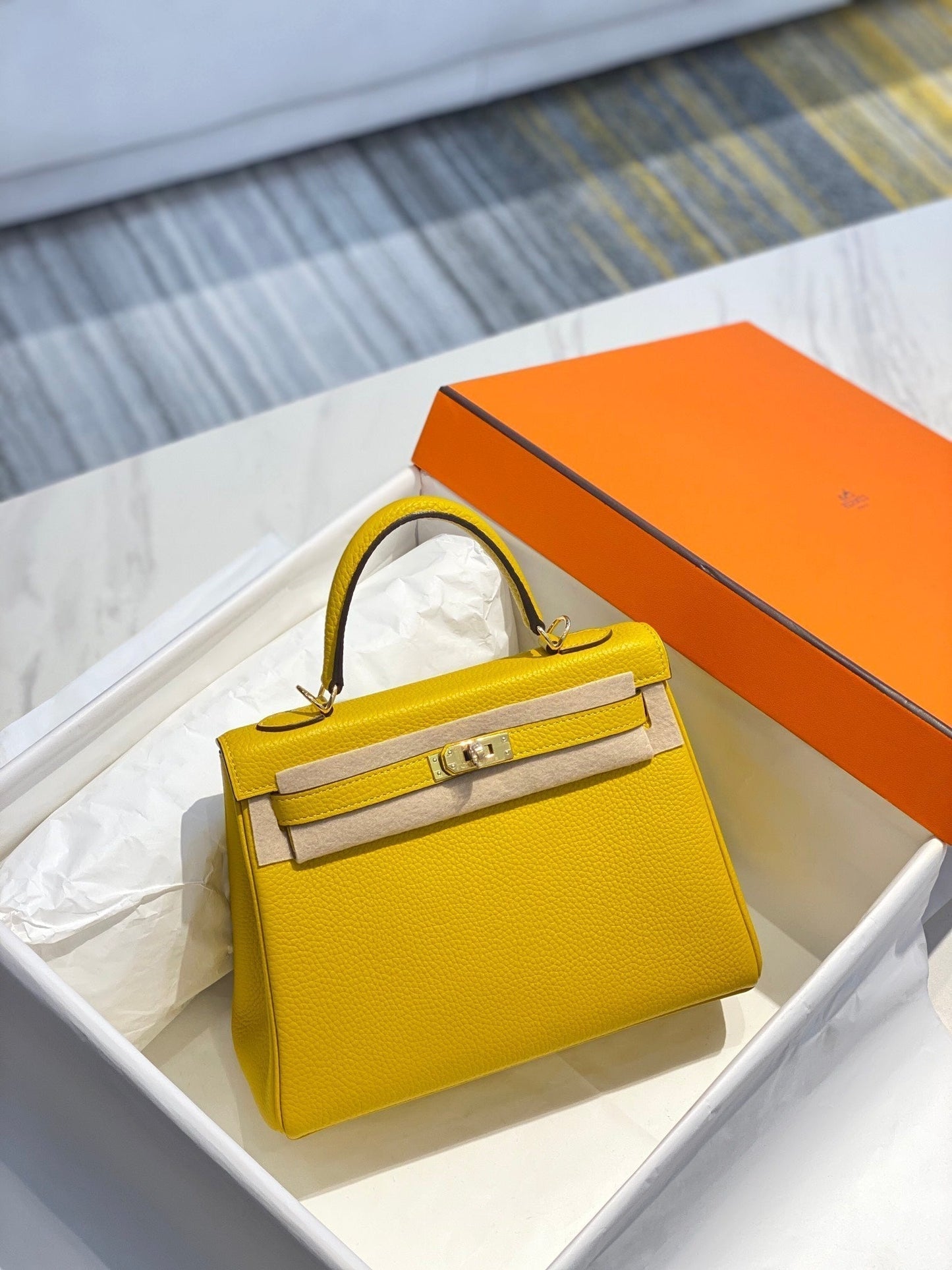 HM KELLY 32CM BAG IN LEMON CALFSKIN GOLD HARDWARE