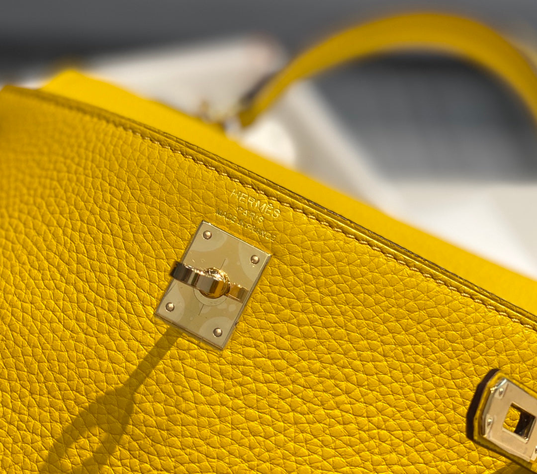 HM KELLY 32CM BAG IN LEMON CALFSKIN GOLD HARDWARE