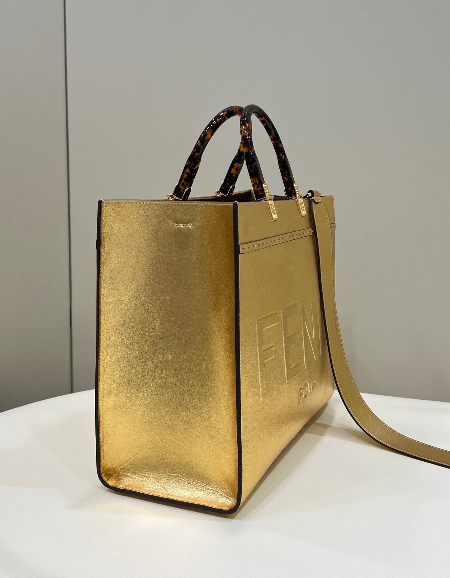 SHINE LARGE 35 TOTE IN GOLDEN CALFSKIN