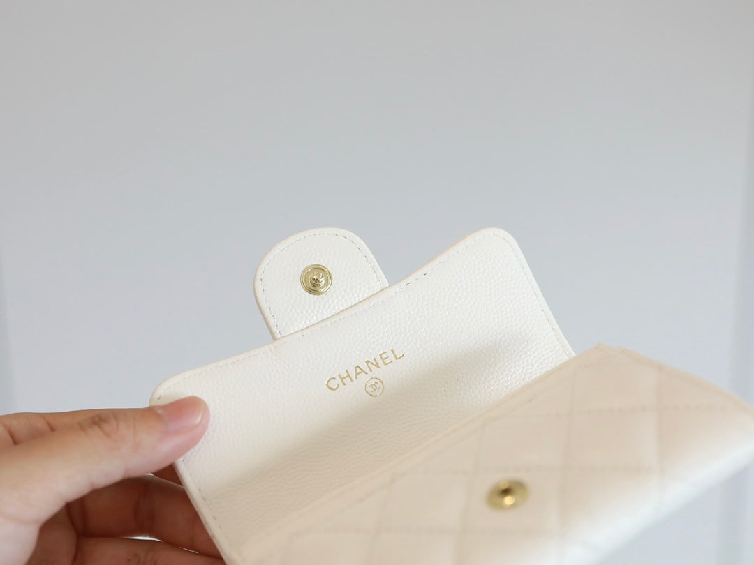 CC FLAP CARD HOLDER 11.3 WHITE GRAINED CALFSKIN GOLD ICON