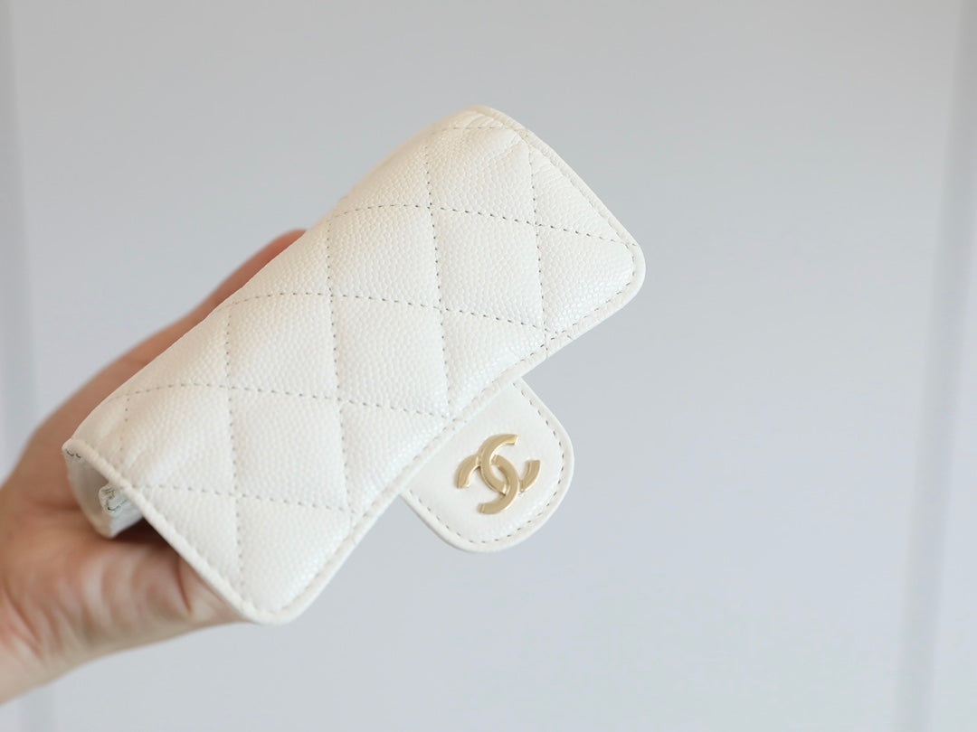 CC FLAP CARD HOLDER 11.3 WHITE GRAINED CALFSKIN GOLD ICON