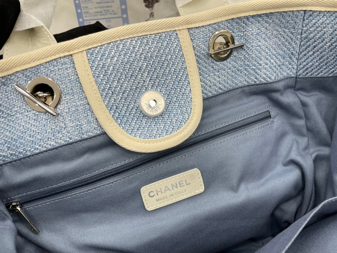 CC DEAUVILLE LARGE 38 TOTE BAG IN LIGHT BLUE CANVAS WITH BLACK LOGO