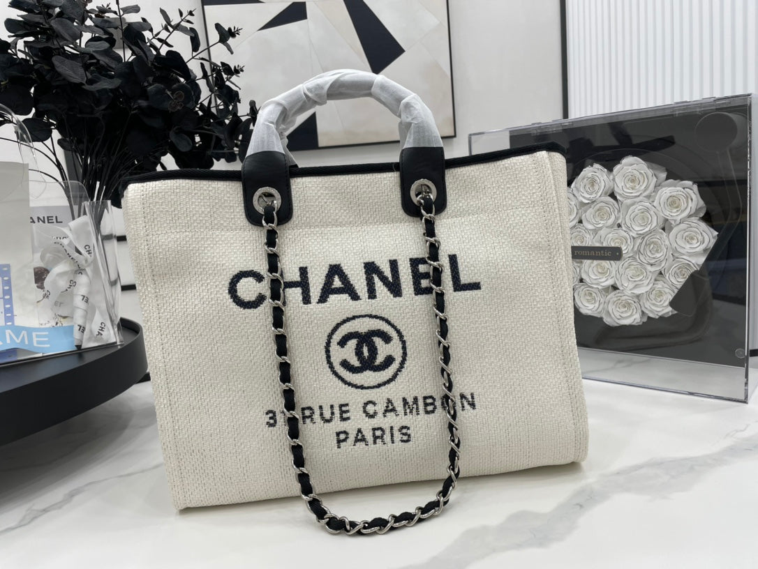 CC DEAUVILLE LARGE 38 TOTE BAG IN WHITE CANVAS WITH BLACK LOGO